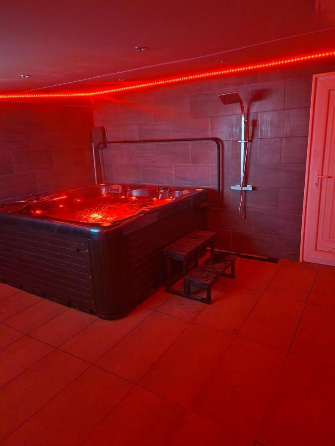 Short Stopzzz & Indoor Hot Tub Manchester Exteriér fotografie